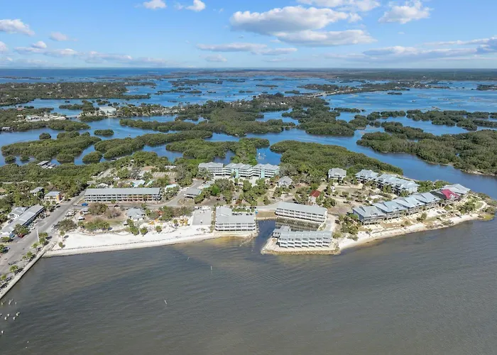 Beachfront Cedar Key Retreat With Pool Access!