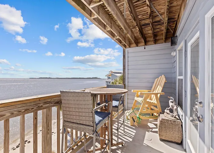 Beachfront Cedar Key Retreat With Pool Access!