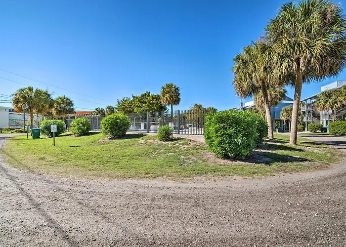 Beachfront Cedar Key Retreat With Pool Access!