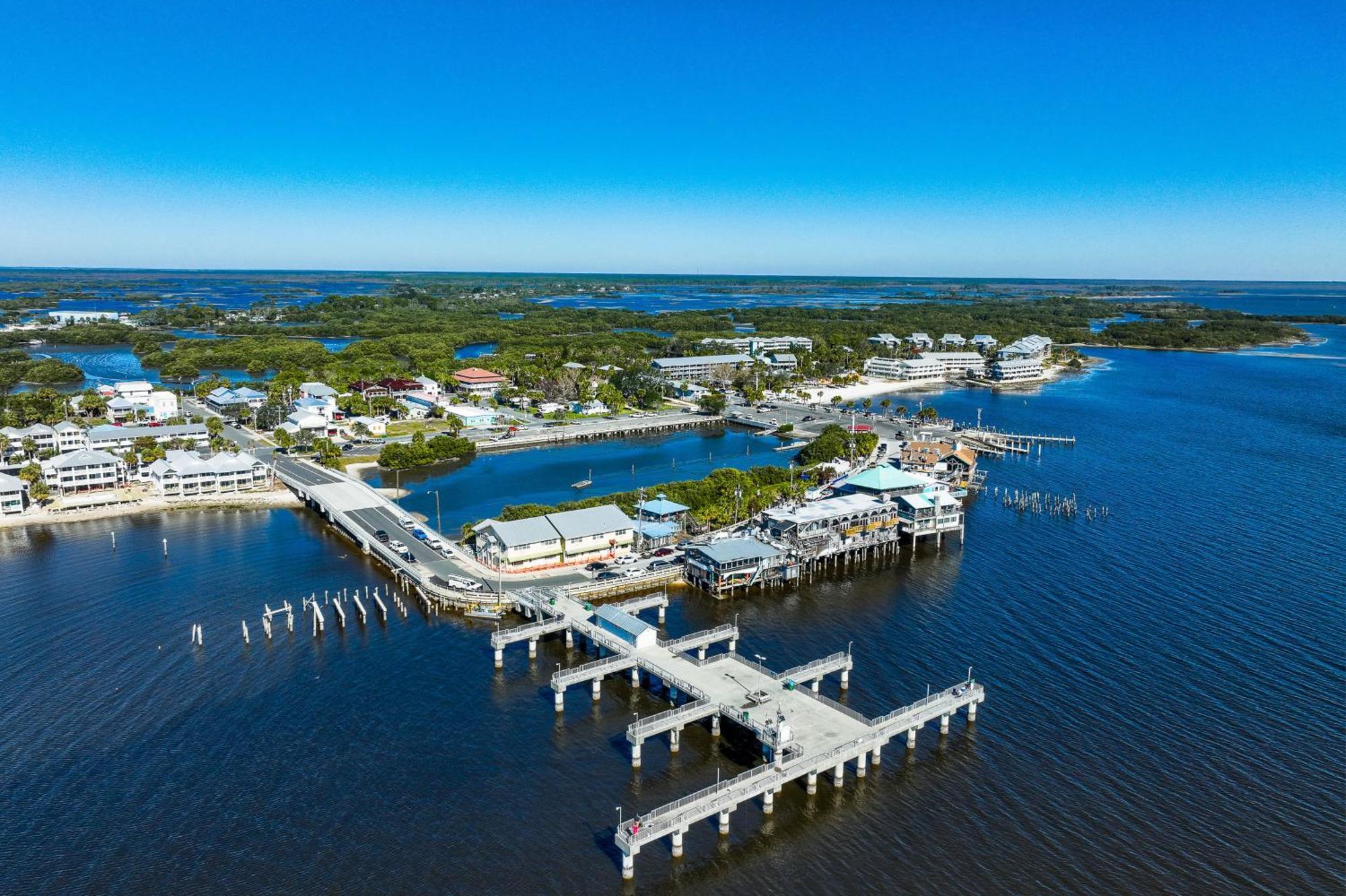 Beachfront Retreat With Pool Access! Appartement