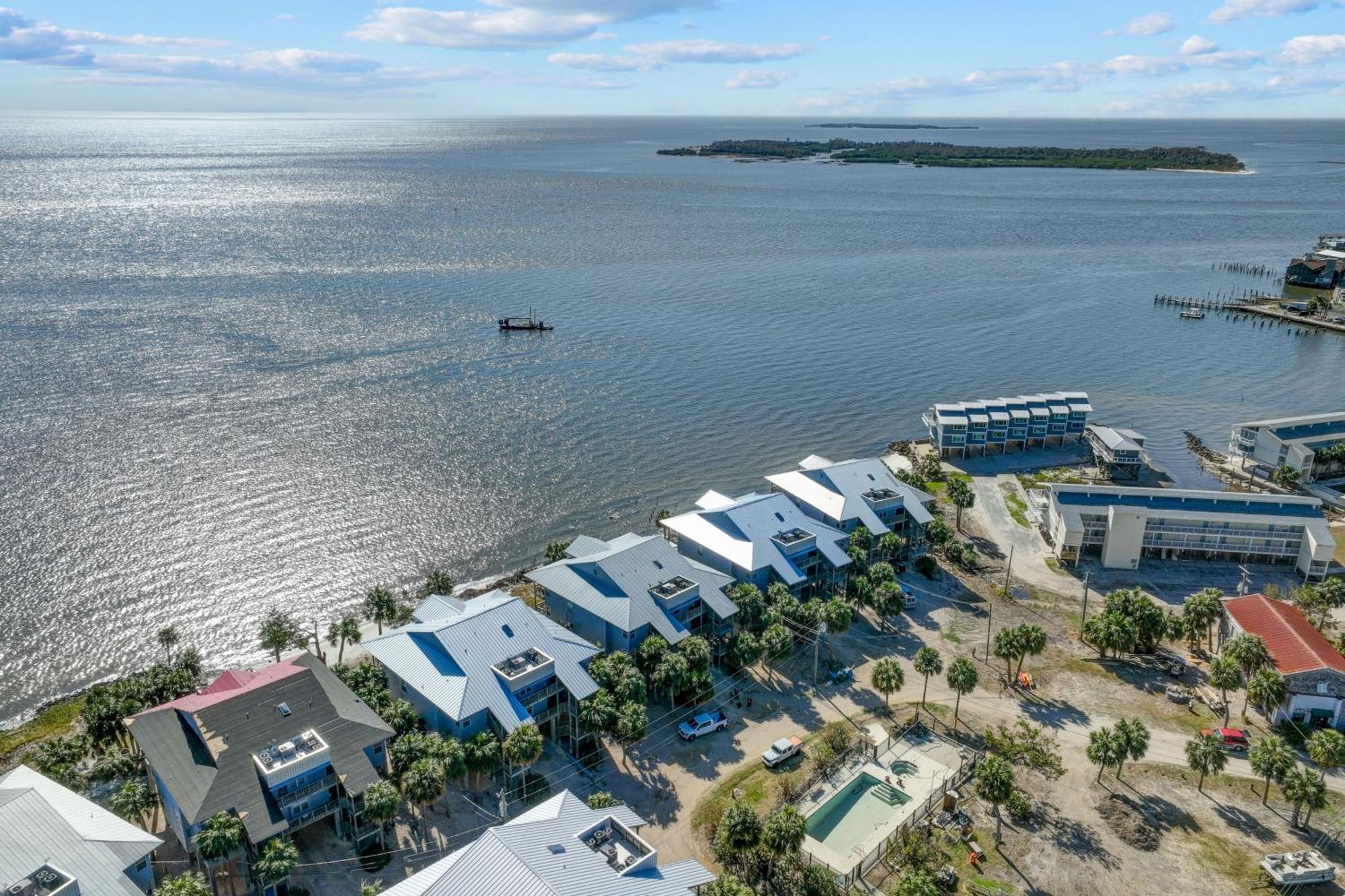 Appartement Beachfront Retreat With Pool Access!