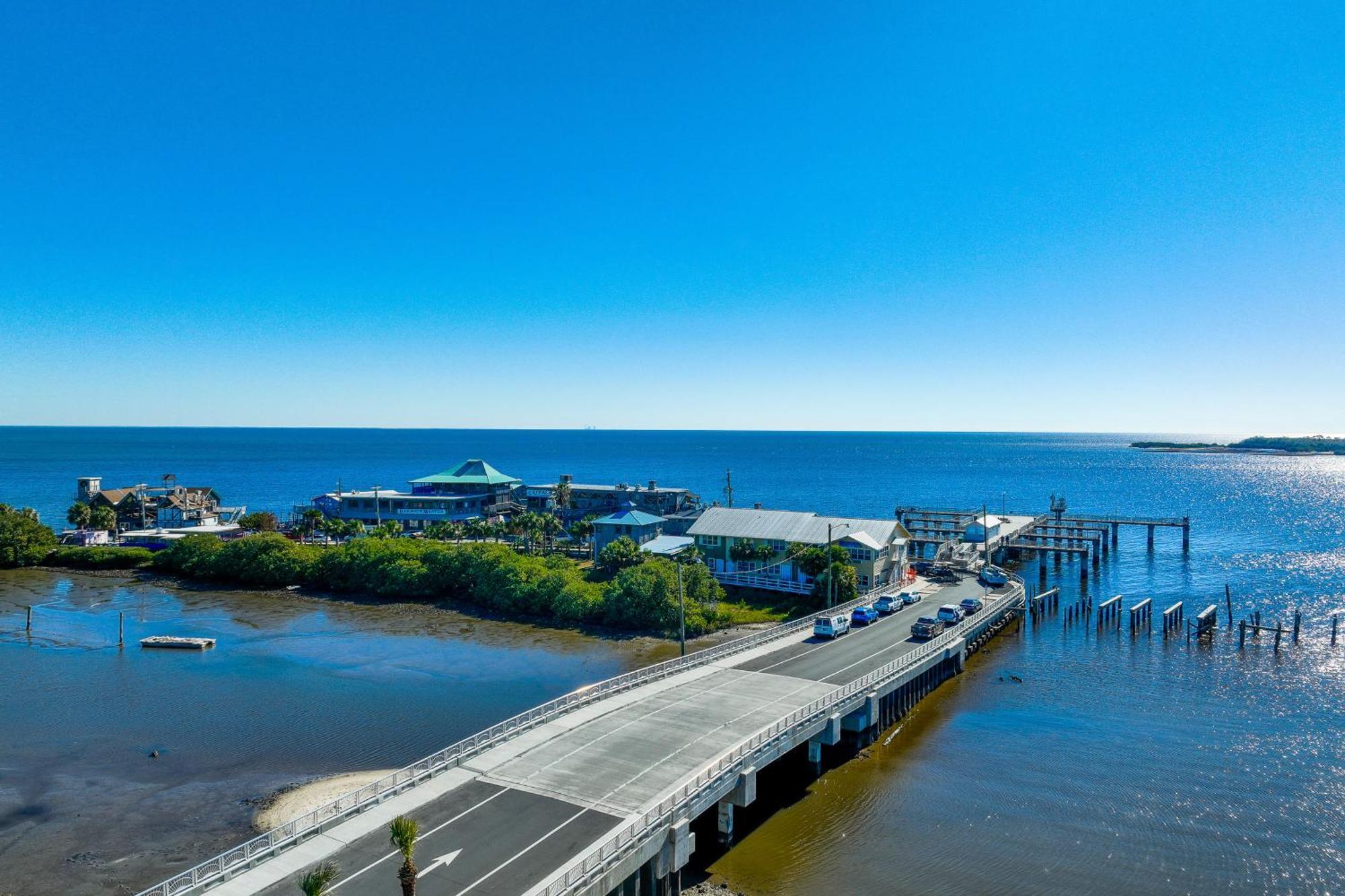 Beachfront Retreat With Pool Access! Appartement *