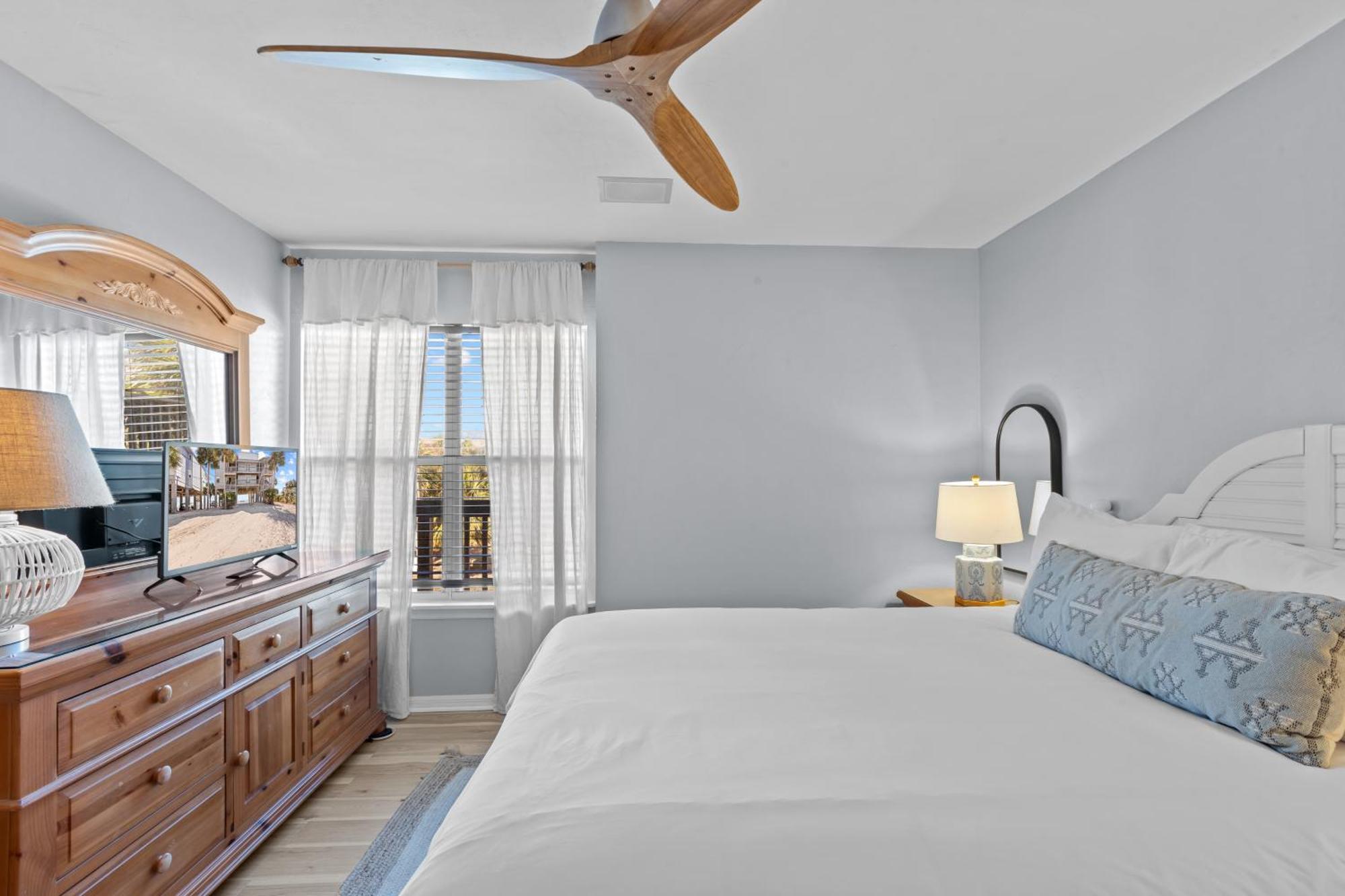 Beachfront Retreat With Pool Access! * Cedar Key
