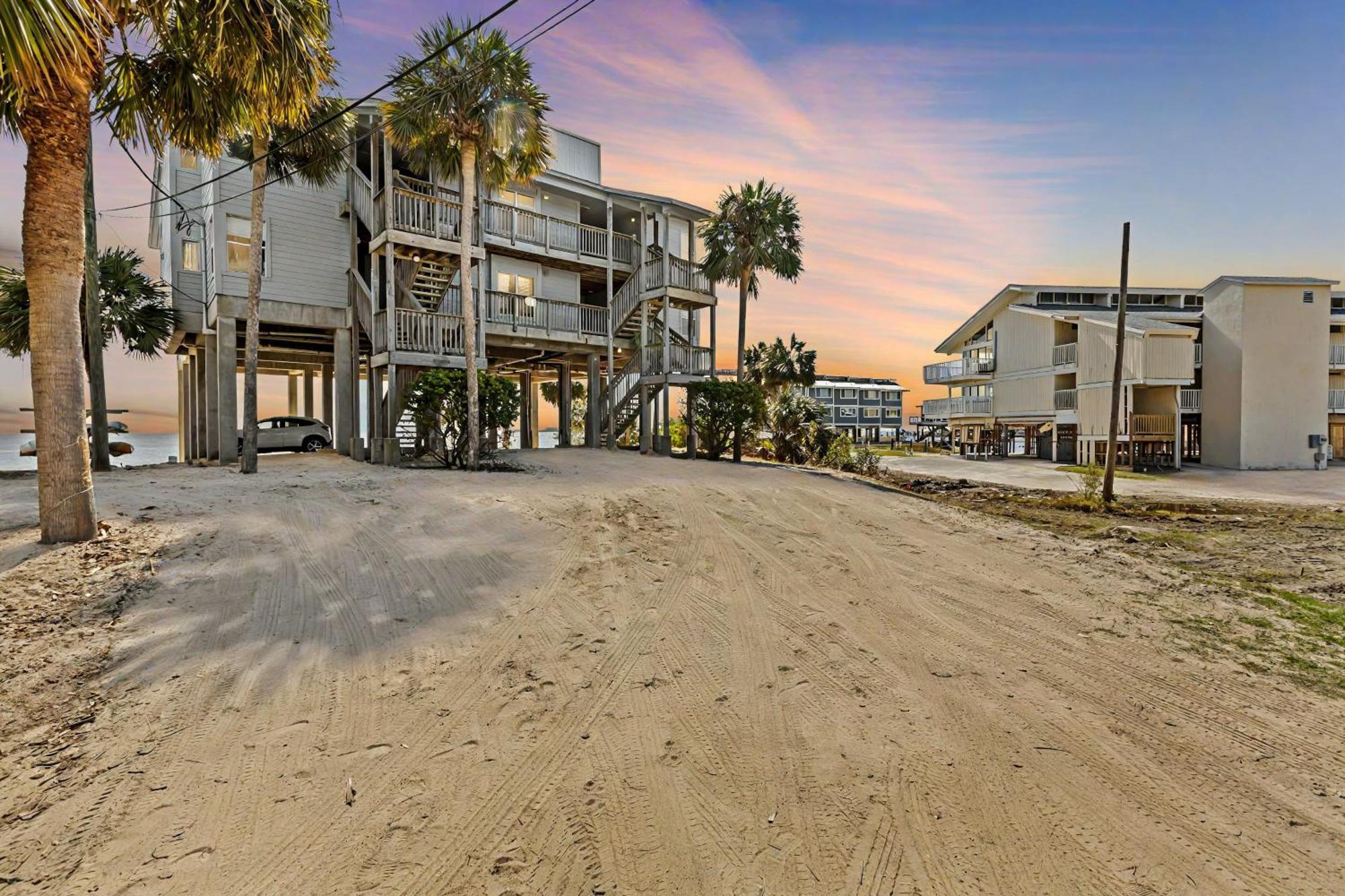 Beachfront Retreat With Pool Access! Cedar Key