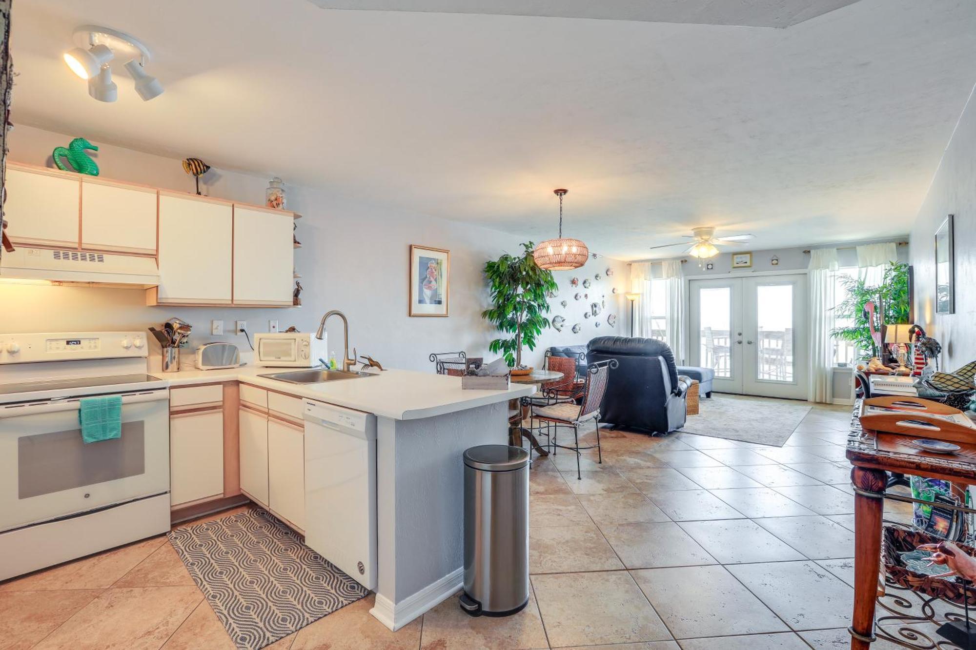 Appartement Beachfront Retreat With Pool Access! *