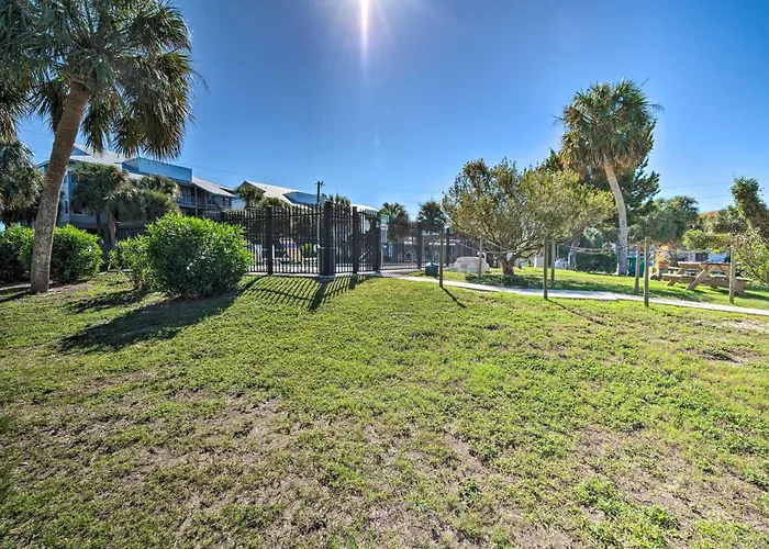 Beachfront Cedar Key Retreat With Pool Access!