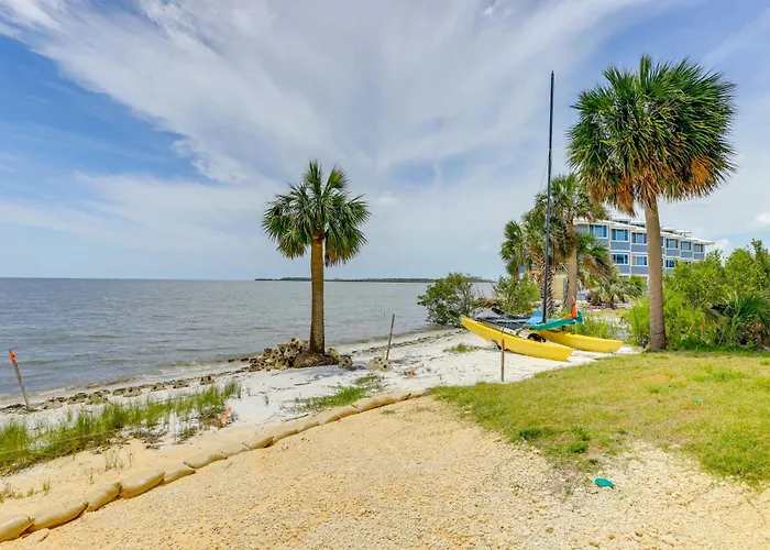 Beachfront Cedar Key Retreat With Pool Access!