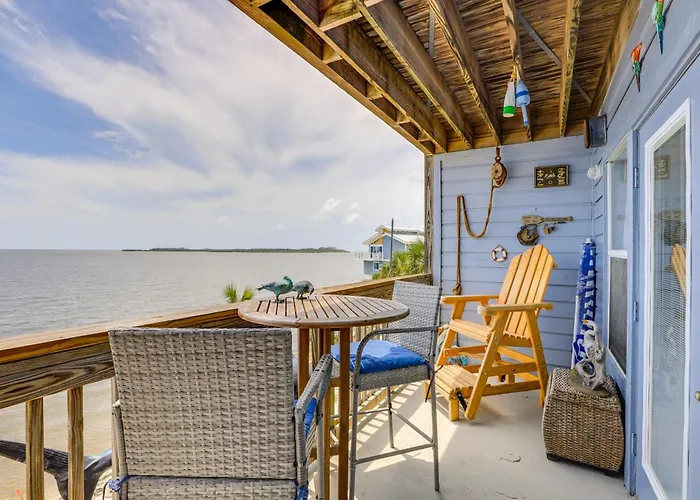 Beachfront Cedar Key Retreat With Pool Access!