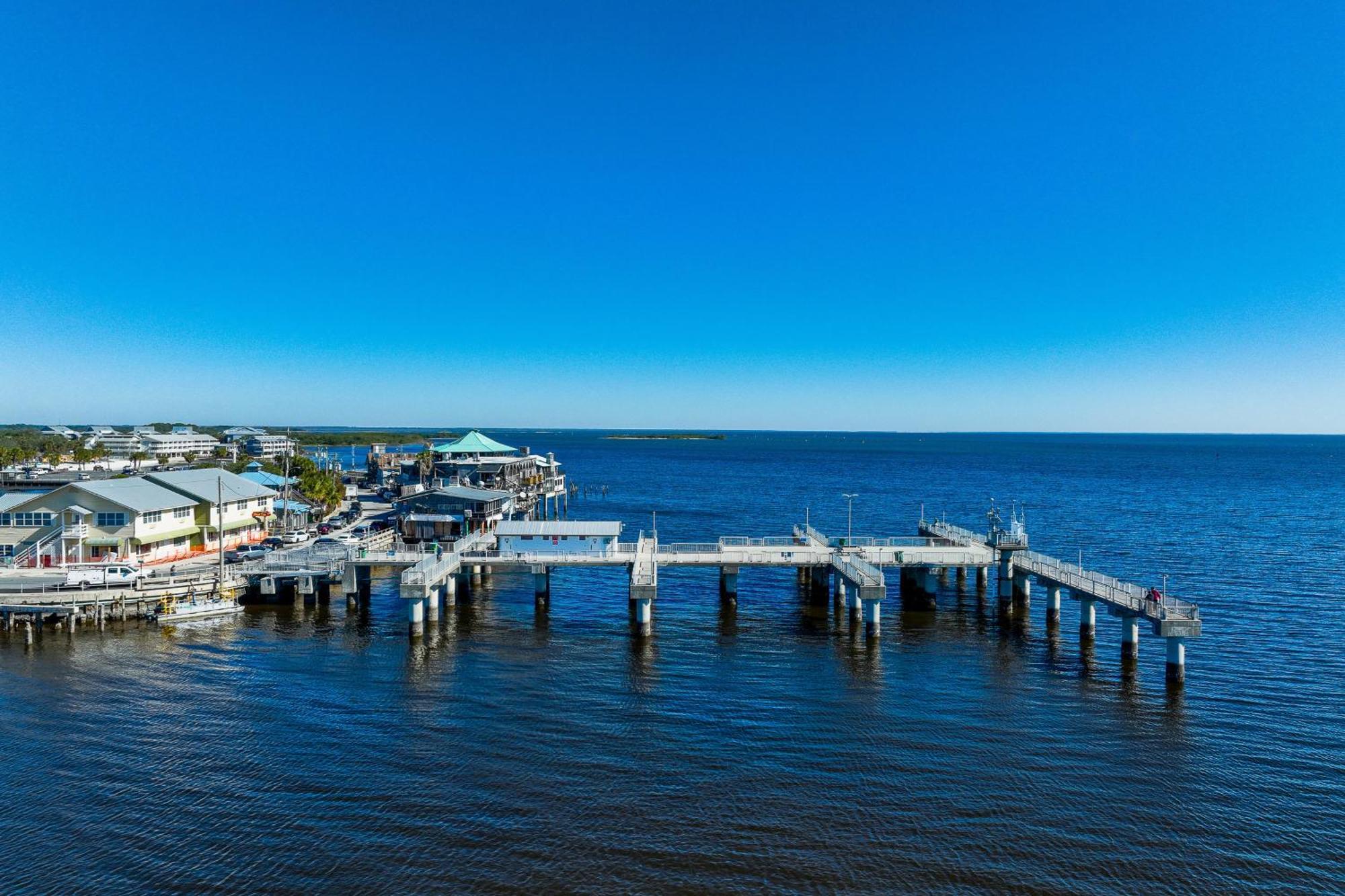 Apartment Beachfront Retreat With Pool Access! *