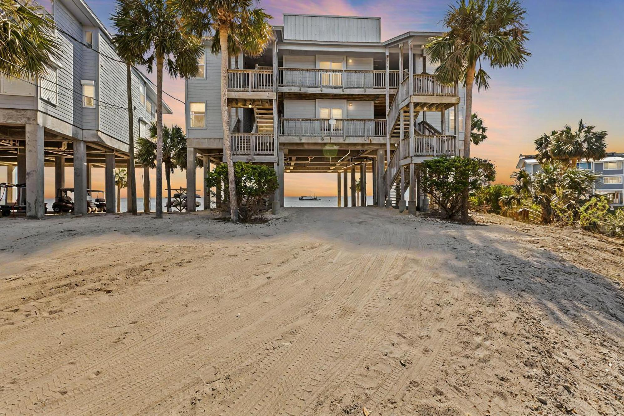 Beachfront Retreat With Pool Access!