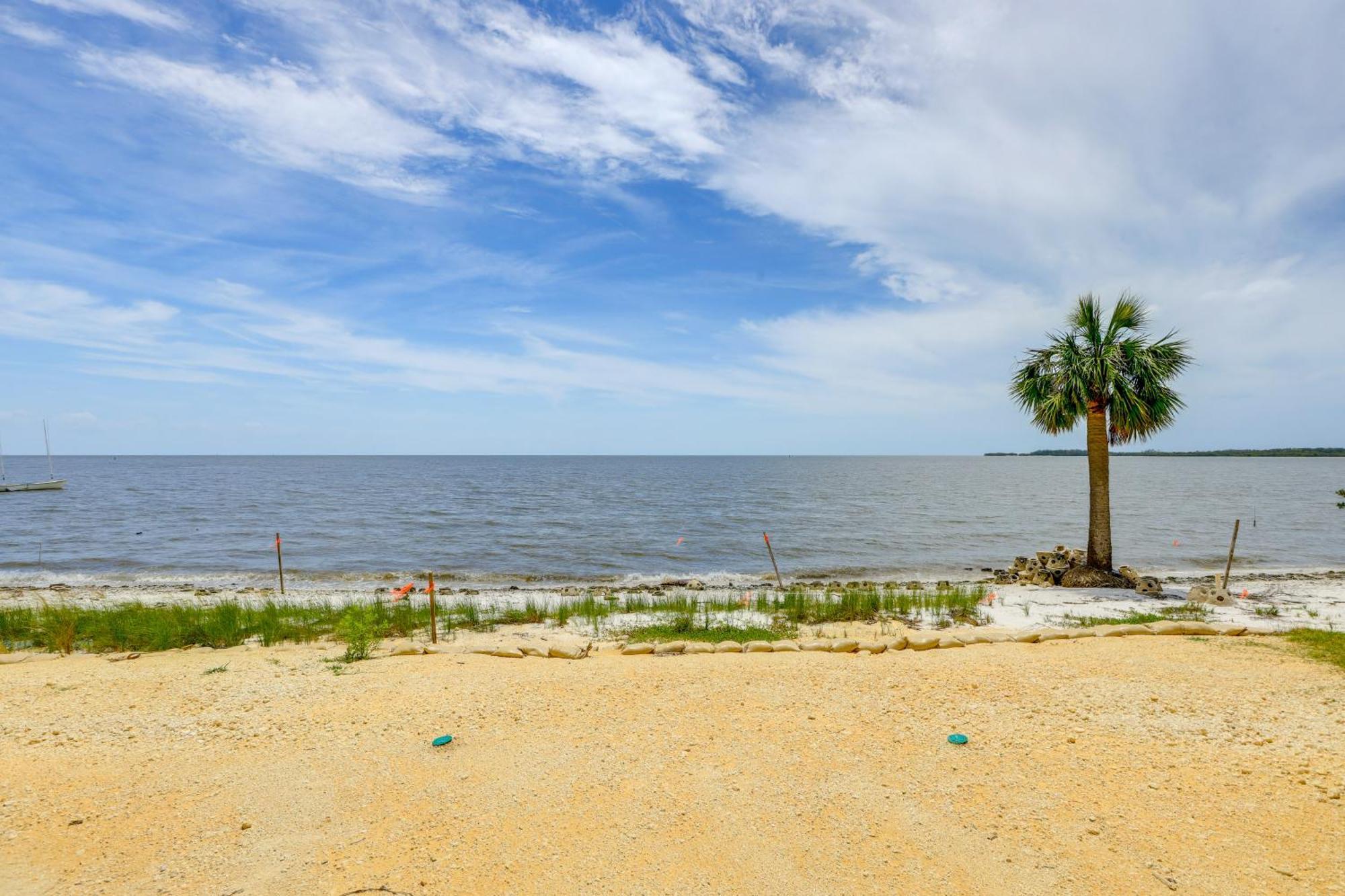 Apartment Beachfront Retreat With Pool Access! Cedar Key