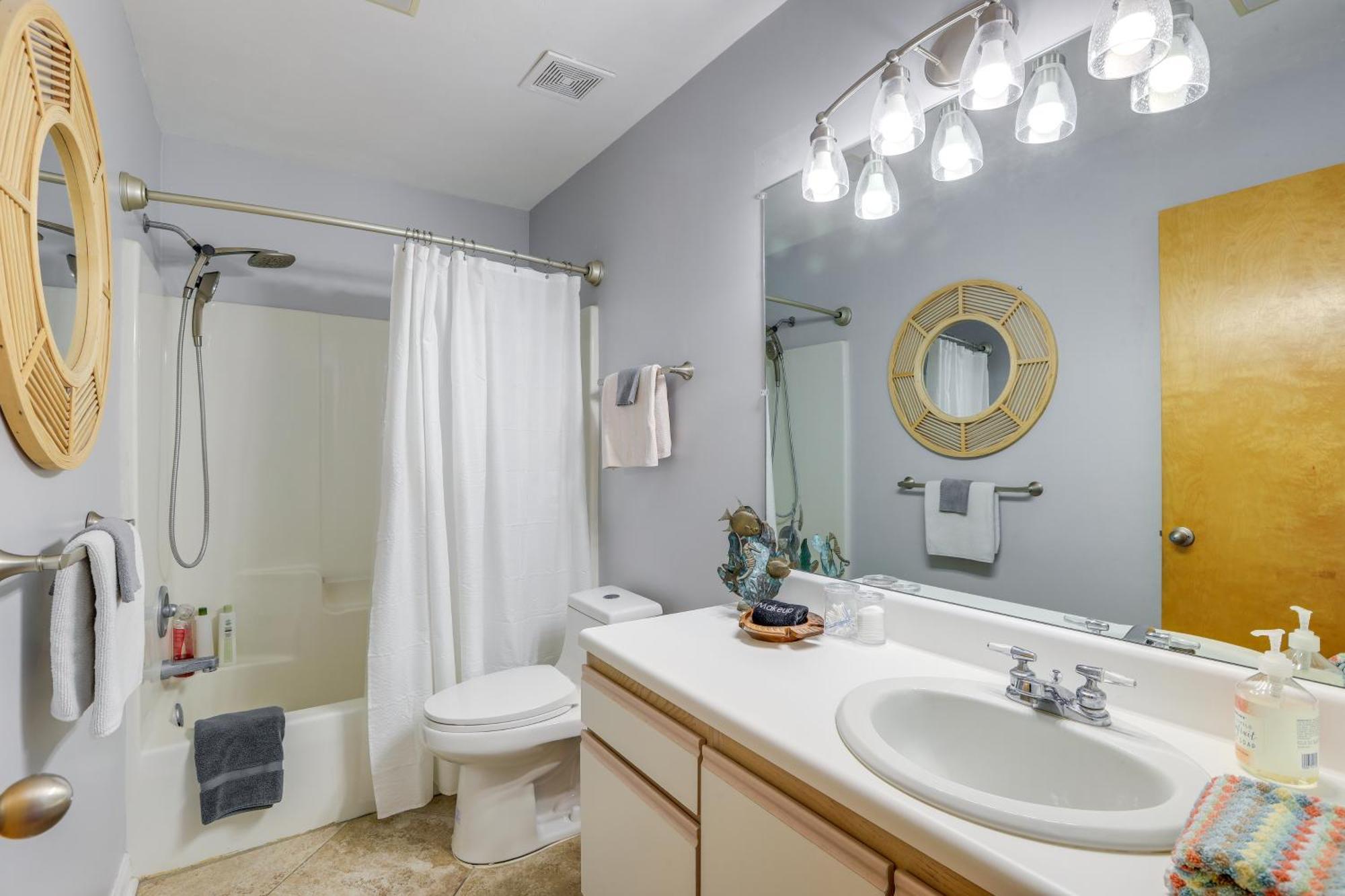 Beachfront Retreat With Pool Access! Apartment *